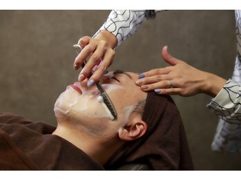 トレサンパオム(Tres Sympa Homme)の写真/明日の商談もバッチリ！髭や眉のシェービングも◎。仕事帰りに通えるプライベートエステでリフレッシュ♪