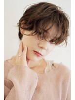 イーズ(e's)&nbsp;ぐしゃっと癖毛風パーマ　毛先パーマ　耳かけ　フォギーベージュ