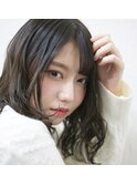 光に透けるベージュにほつれウェーブで愛されヘアを　ツヤ髪