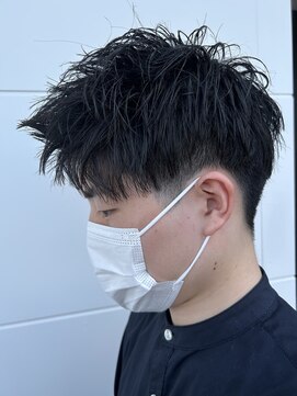 ヒュイル バイ ニアウ(Hwyl by Niau) メンズマッシュショートスパイラルパーマニュアンスパーマ眉毛