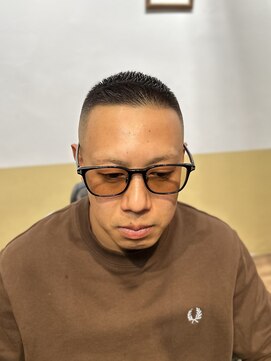 カムレイドフォーライフ(COMRADE 4 LIFE) 短髪のハイフェードスタイル 担当 西村