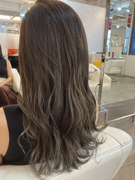 グラマシー アレックス(Gramercy alex) グレージュアッシュ×ハイライト×波巻き/三宮20代30代40代