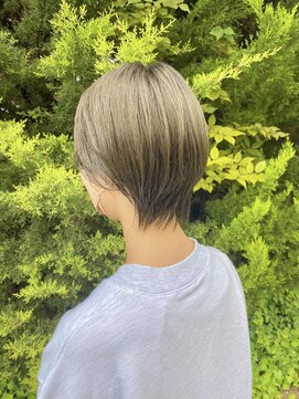 エトランジェ(Etrange) フォギーベージュ/ショート