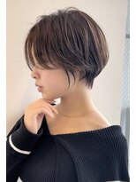 イヴォークトーキョーオーサカ(EVOKE TOKYO osaka)&nbsp;センターパート 抜け感ショート ベージュ パーソナルカラー