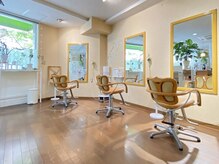 ヘアー リーフ(Hair Leaf)の雰囲気（BGMのピアノ曲と木の温もり&完全予約なので個室感覚でゆったり♪）