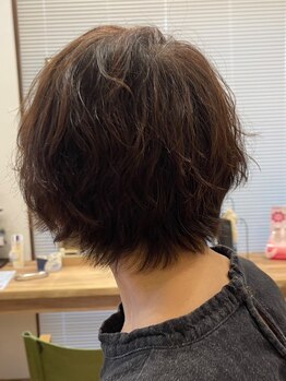 気になり始めた白髪もしっかりカバーしながらあなたの魅力を引き出します。艶髪に導くカラーで理想の髪色へ