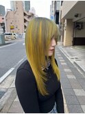ビビッドイエローで魅せるモードな艶感ストレート