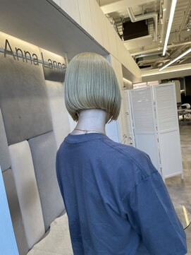 アナ ラーナ(Anna Lanna) 柔らかブロンド×ボブ
