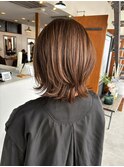 大人ミディアムレイヤー×くびれヘア｜軽さのある外はねスタイル