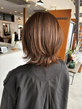 リドル ヘアー 駒生店(Riddle HAIR) 大人ミディアムレイヤー×くびれヘア|軽さのある外はねスタイル