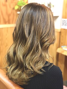 ララテラス(LaLa Terrace) バレイヤージュグラデーションカラー×外国人風セミディ