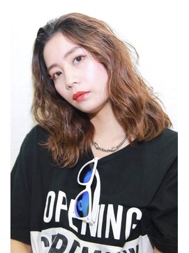 トレパルッキエーレ(tre parrucchiere) ［-tre-］アップバングウェーブスタイル