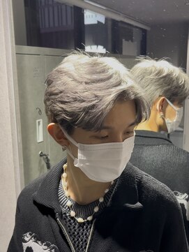 アッシュ 吉祥寺店(Ash) ホワイトシルバーアップバングフェザーショート