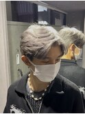 ホワイトシルバーアップバングフェザーショート