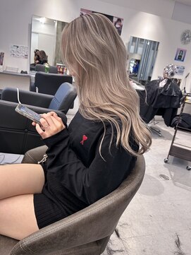 キング(K!ng) ハイライトカラーミルクティーベージュレイヤーカット