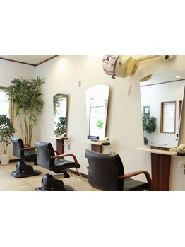 エドルカラーでダメージを最小限、赤味を抑えた高発色透明感カラーに【U24学割Cut＋edol color￥7,210♪】