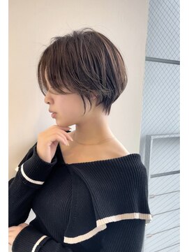 イヴォークトーキョーオーサカ(EVOKE TOKYO osaka) 耳かけショート くびれ美人 小顔 前髪長め ブラウン ナチュラル