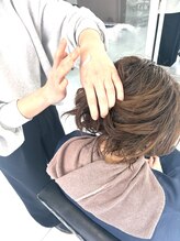 グロスクリームを地肌に塗布