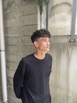 ウェルネス(Wellness) フェード、前下がりパーマ、センターパート、サイドパート