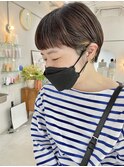 イヤリングカラーがワンポイントのコンパクトショート