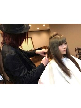 最初から、最後の仕上げまで専属のスタイリストが担当するので、オーダーやお悩みが伝わりやすい◎