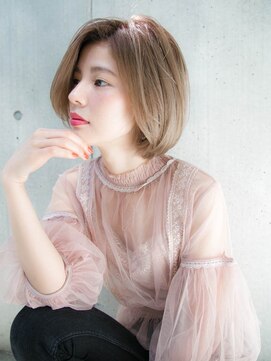 ルティア(Lutia) センターパート クリーミーベージュ 大人可愛い