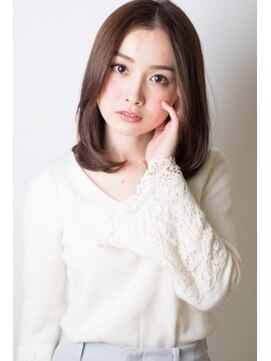 ミーティア バイ クアトロ(Meteor By QUATRO) センターパートの内巻きストレート【QUATRO】