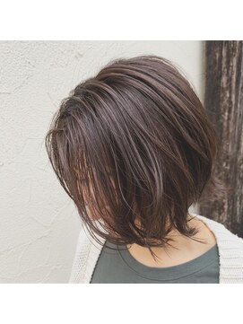 エトランジェ(Etrange) 30代40代大人可愛いマニッシュ丸みショートボブセピアベージュ