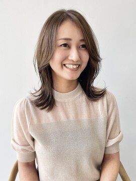 ヒト(hito) hito/ くびレイヤーエモージュ小顔カットシースルー大人ガーリー