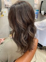 コージー(Kozy)&nbsp;ハイレイヤー/くびれスタイル/ハイライト/透明感/グレージュ