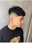 クロップ　カーリーパーマ　スキンフェード