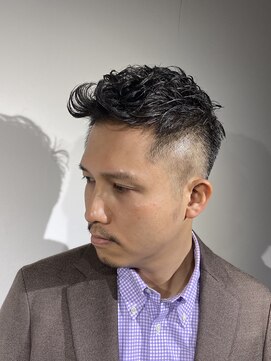 ドルクス 日本橋(Dorcus) 日本橋イケオジアイロンパーマ大人お洒落な髪型 刈り上げメンズ