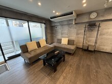 サロンドユニック(salon de UNIC)の雰囲気(ご家族でご来店いただいても広々ゆったりお待ちいただけます)