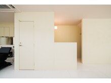 やわらかな白を基調とした店内は、プライベート感も◎。