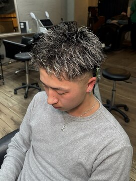 ミオ ベガ(Mio'' VEGA) ホワイトメッシュ＋フェード短髪スパイキー