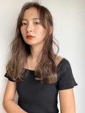 イズ(iss) #ロングヘア #ベージュカラー #ブリーチカラー #センターパート