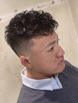 フランクスバーバーザスタンド(Frank’s barber the stand)&nbsp;スペインカールスキンフェードビジネスバーバースタイルE