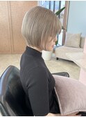 ショートカット×ホワイトブロンド