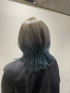 マットグレージュとターコイズブルーの裾カラー