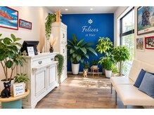 フェリセスアットヘア(Felices at Hair)の雰囲気(緑に囲まれた明るい待合スペース♪)