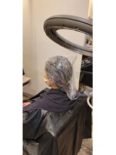 通常カラー工程どうりに髪に塗り、温めて放置