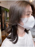 顔周りレイヤーのミディアムヘアスタイル