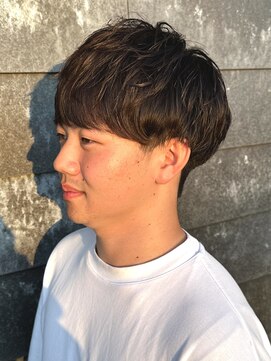 ヒュイル バイ ニアウ(Hwyl by Niau) メンズマッシュパーマニュアンスパーマスパイラルパーマ刈り上げ