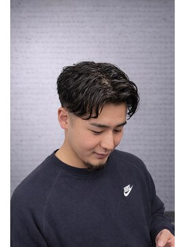 ワンワンオー バーバーショップ 長浜店(@110 BARBER SHOP) センターパートを格上げする、絶妙なボリュームと質感