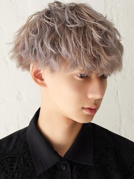men's salon Gaudi 西宮北口店【メンズサロン ガウディ】【4月3日OPEN（予定）】 ホワイトグレージュ×メンズ前下がりツーブロックマッシュ