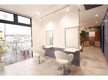 サロンブルーナ(SALON BLUENA)の雰囲気(白を基調とした清潔感あふれる店内でリラックスしたひと時を。)