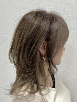 アンバー(Amber)の写真/『もっと』カラーを楽しみたい！そんな想いを叶える計算されたデザインカラー。でも頭皮は優しく大切に。