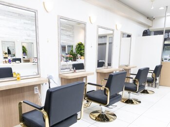 Hair Salon Friendly【フレンドリー】の写真/気になる白髪を自然に美しく。大人世代に寄り添うサロンで、定期的なメンテナンスも安心してお任せください