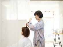 女性スタイリストが、専属であなたの「なりたい美髪」のお手伝い