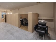 コンクリート調のモダンな空間です。